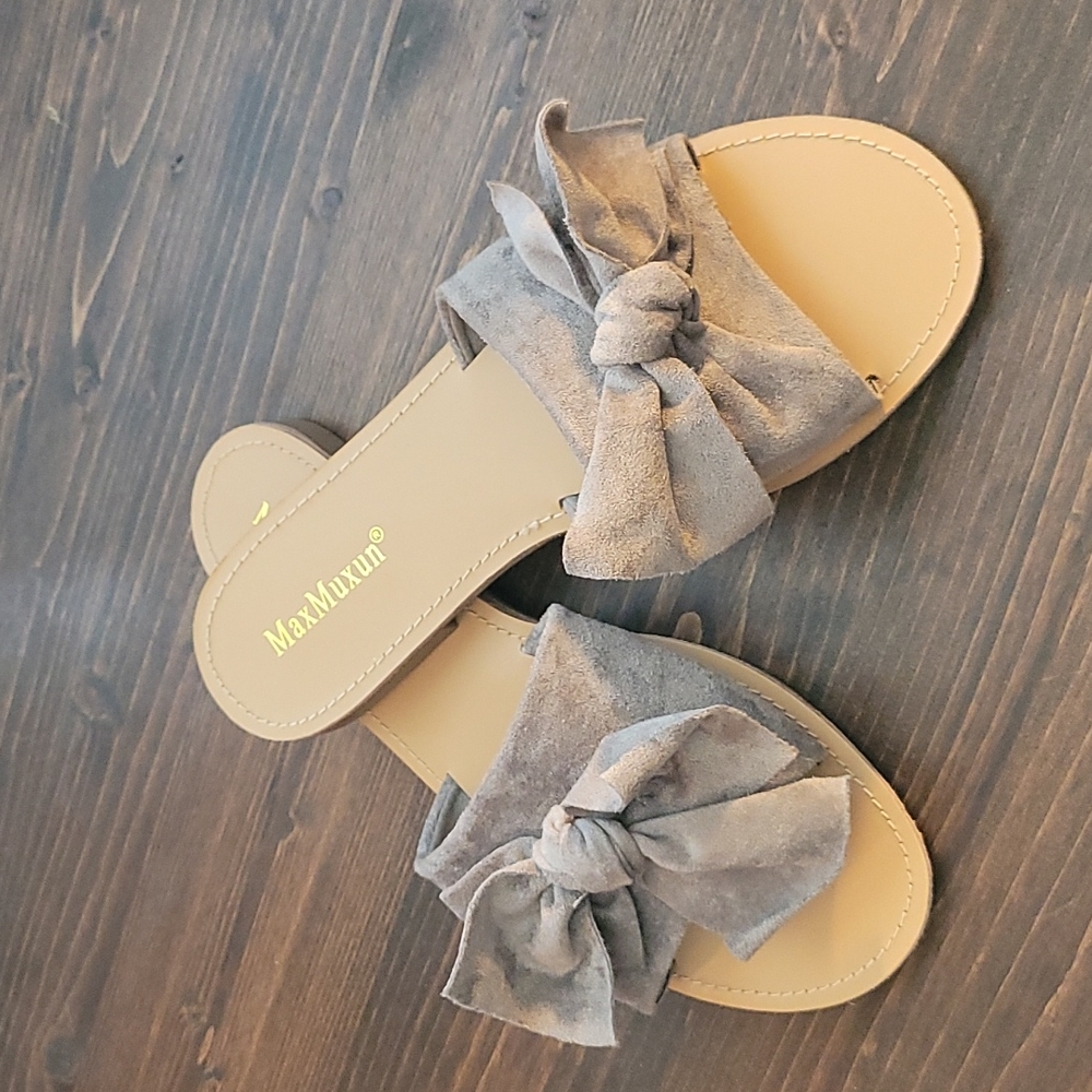 Nwt Flat Gray suede bow slides size 8
